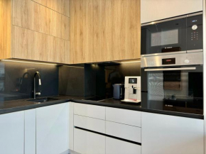 City Modern & Classy Apartment for 4 Guests & Parking